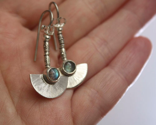 Isis, Egyptian earrings in silver and labradorite