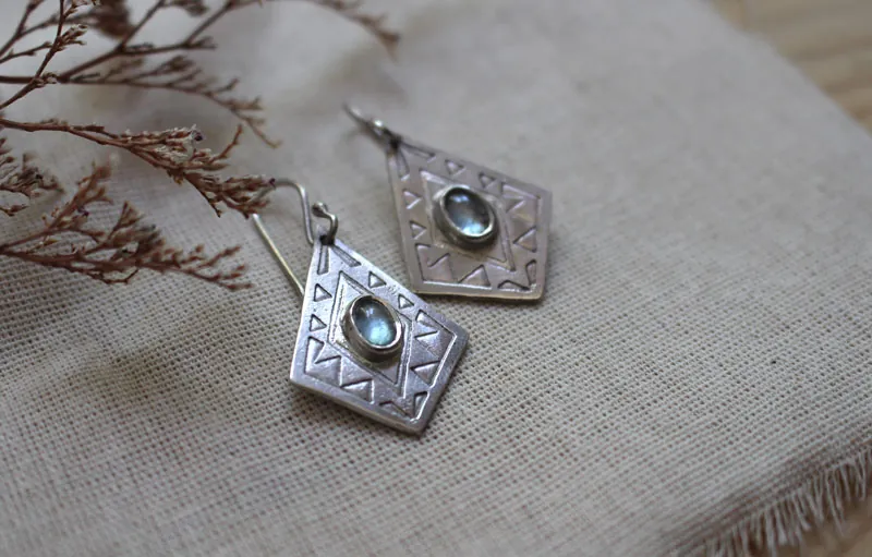 Itzia, aretes rombo mexicano en plata y zircón