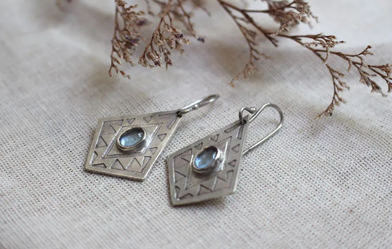 Itzia, aretes rombo mexicano en plata y zircón