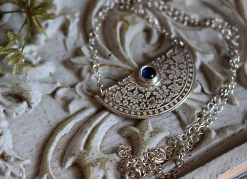 Jardín de la hora azul, collar crepúsculo en plata y zafiro azul