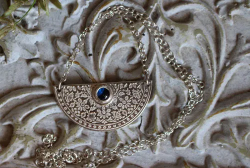 Jardín de la hora azul, collar crepúsculo en plata y zafiro azul