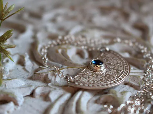 Jardín de la hora azul, collar crepúsculo en plata y zafiro azul