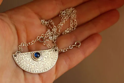 Jardín de la hora azul, collar crepúsculo en plata y zafiro azul