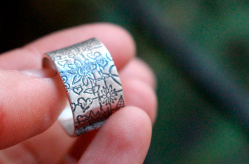 Jardín de niños, anillo dibujo infantil en plata