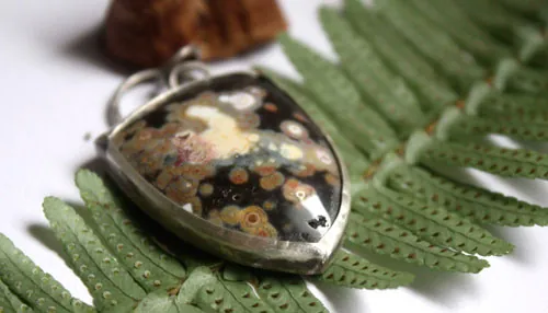 Juuri, dije bosque boreal en plata y jaspe oceánico