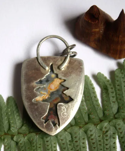 Juuri, dije bosque boreal en plata y jaspe oceánico