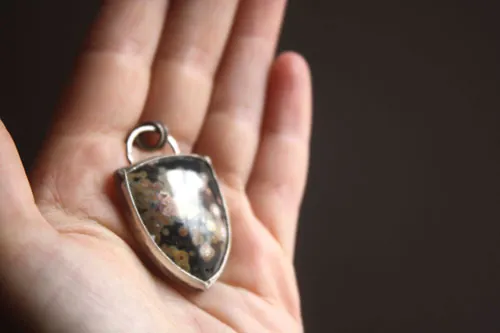 Juuri, dije bosque boreal en plata y jaspe oceánico