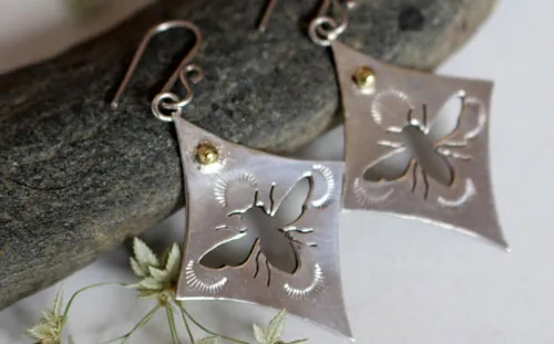 Keren, aretes de abejas en plata y latón