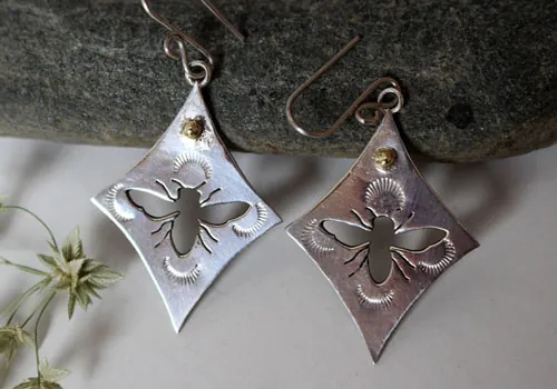 Keren, aretes de abejas en plata y latón