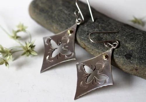 Keren, aretes de abejas en plata y latón