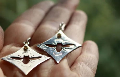 Keren, aretes de abejas en plata y latón