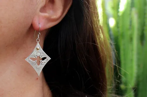 Keren, aretes de abejas en plata y latón