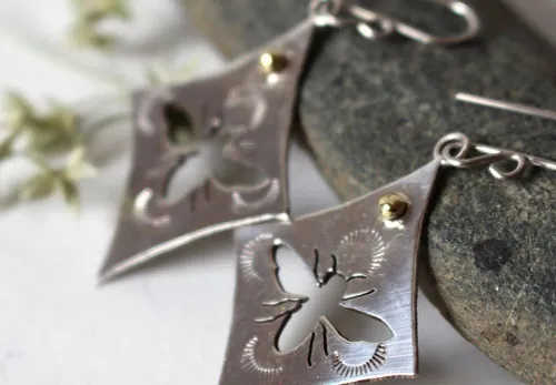 Keren, aretes de abejas en plata y latón