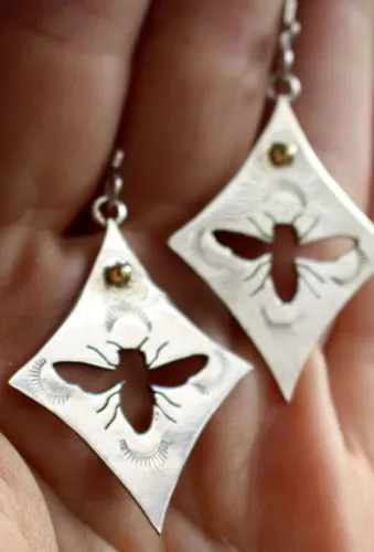Keren, aretes de abejas en plata y latón