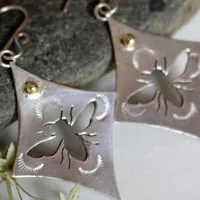 Keren, aretes de abejas en plata y latón