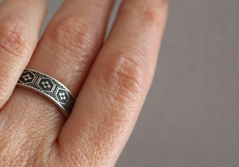 Kikko Hanabishi, Japanese turtle scale ring in sterling silver