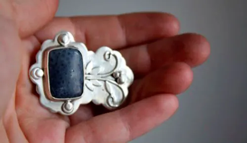 Koralli, broche arrecife de coral en plata y coral azul