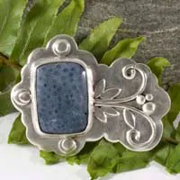 Koralli, broche arrecife de coral en plata y coral azul