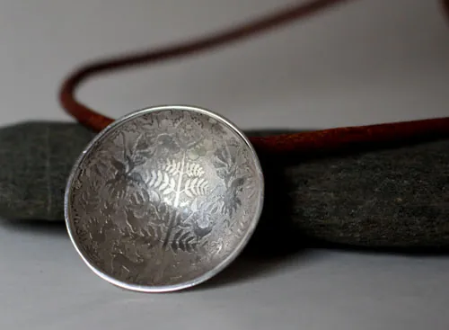 La clara desconocida, collar fauna y flora otomí en plata y cuero