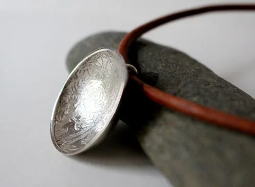 La clara desconocida, collar fauna y flora otomí en plata y cuero