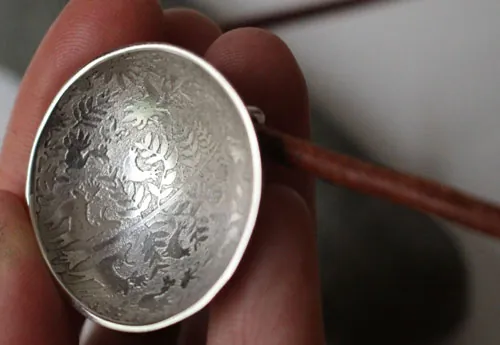La clara desconocida, collar fauna y flora otomí en plata y cuero