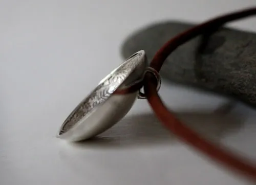 La clara desconocida, collar fauna y flora otomí en plata y cuero