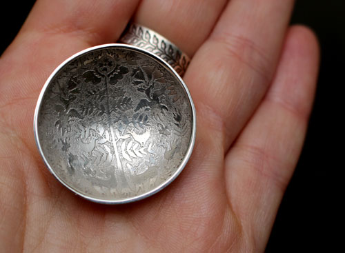 La clara desconocida, collar fauna y flora otomí en plata y cuero