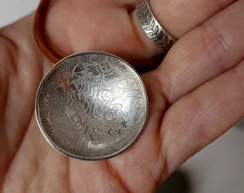 La clara desconocida, collar fauna y flora otomí en plata y cuero