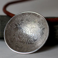 La clara desconocida, collar fauna y flora otomí en plata y cuero