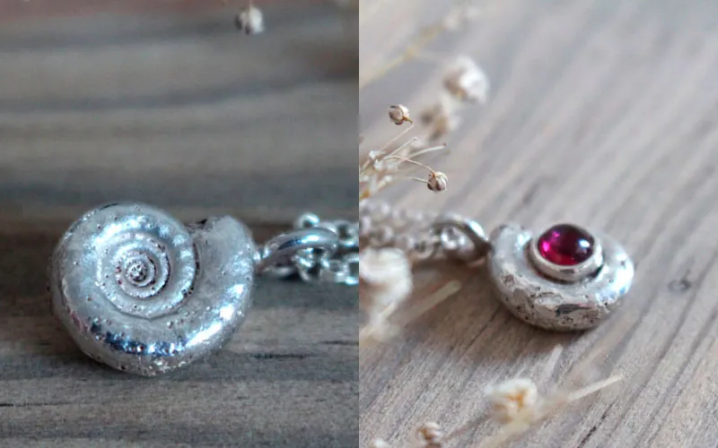 La cuna de la vida, collar náutilo Ammonita con piedra de nacimiento en plata y rubí