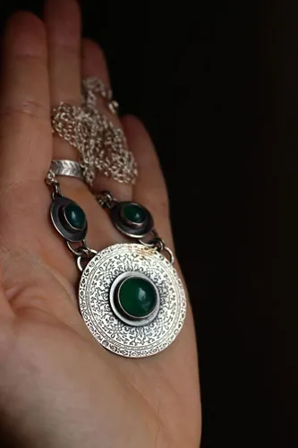 La Dama del Lago, collar medieval en plata y ágata verde