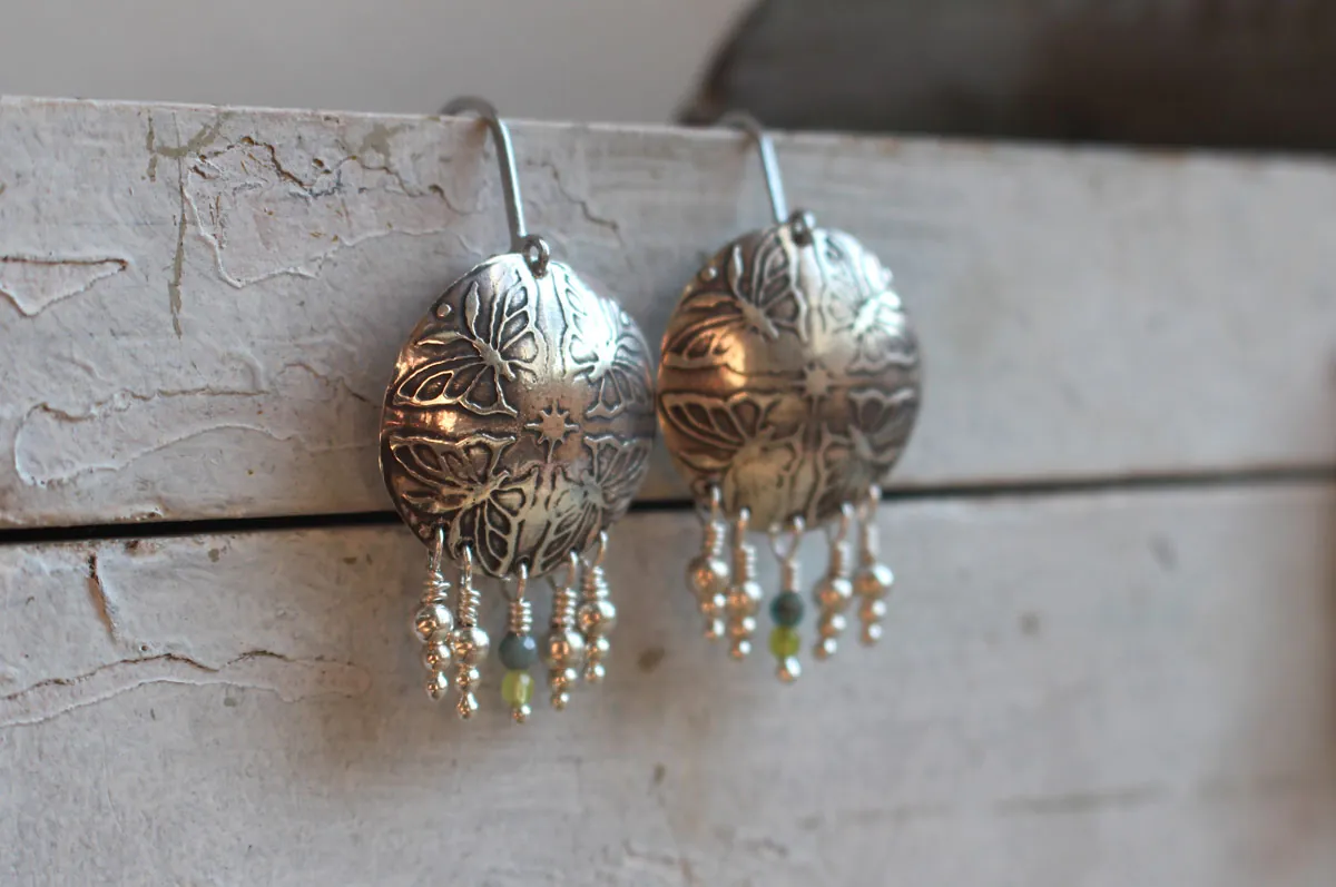 La danza de las mariposas, aretes energía de la primavera en plata, ágata verde y apatita