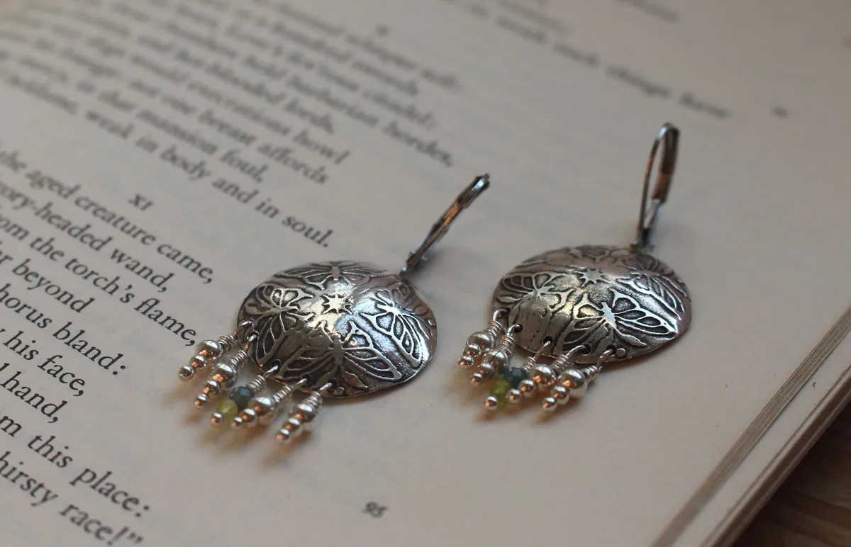 La danza de las mariposas, aretes energía de la primavera en plata, ágata verde y apatita