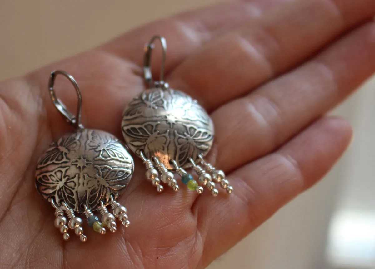 La danza de las mariposas, aretes energía de la primavera en plata, ágata verde y apatita