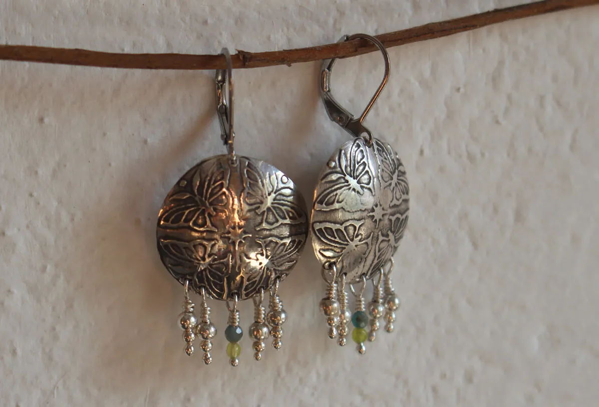 La danza de las mariposas, aretes energía de la primavera en plata, ágata verde y apatita
