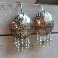 La danza de las mariposas, aretes energía de la primavera en plata, ágata verde y apatita