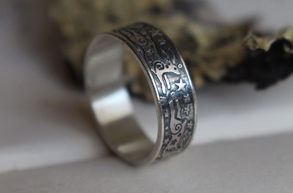 La farándola de las liebres, anillo conejo del cielo nocturno en plata