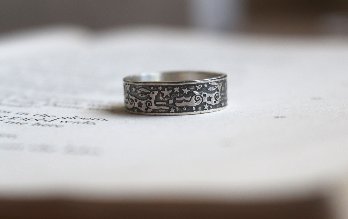 La farándola de las liebres, anillo conejo del cielo nocturno en plata