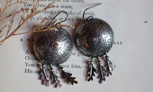 La guerrera nacida bajo el roble, aretes escudo y hojas de roble en plata