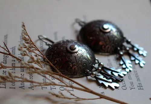 La guerrera nacida bajo el roble, aretes escudo y hojas de roble en plata