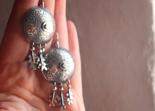 La guerrera nacida bajo el roble, aretes escudo y hojas de roble en plata