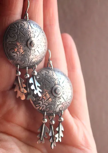 La guerrera nacida bajo el roble, aretes escudo y hojas de roble en plata