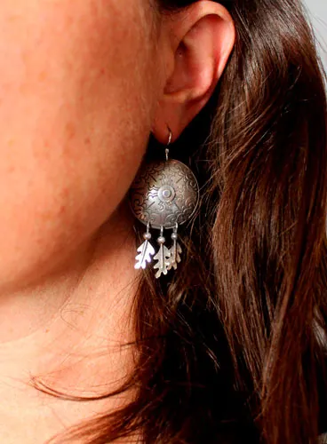 La guerrera nacida bajo el roble, aretes escudo y hojas de roble en plata