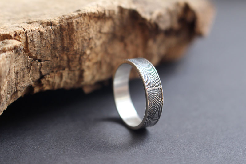 La huella del pasado, anillo neolítico del cairn de Gavrinis en plata