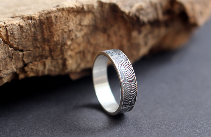 La huella del pasado, anillo neolítico del cairn de Gavrinis en plata