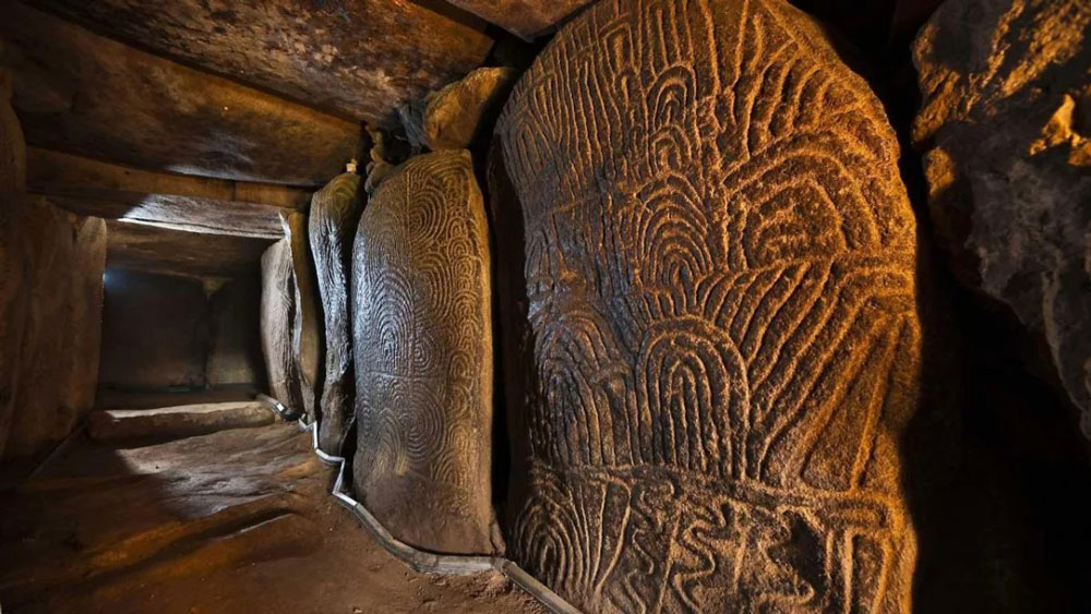 La huella del pasado, anillo neolítico del cairn de Gavrinis en plata