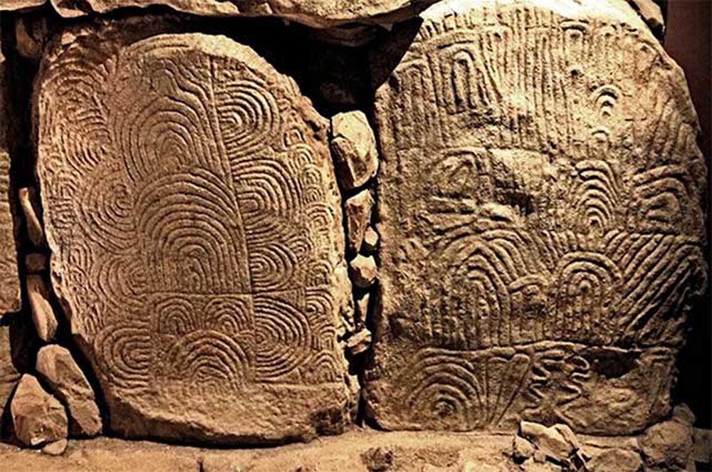 La huella del pasado, anillo neolítico del cairn de Gavrinis en plata