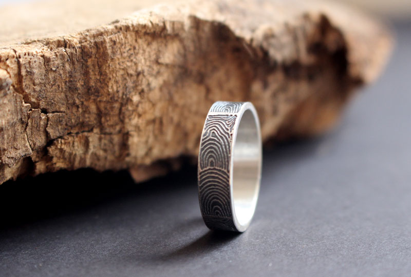 La huella del pasado, anillo neolítico del cairn de Gavrinis en plata