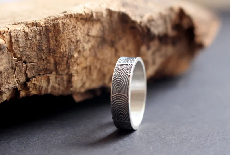 La huella del pasado, anillo neolítico del cairn de Gavrinis en plata