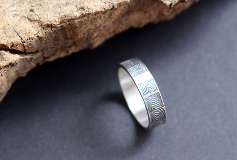 La huella del pasado, anillo neolítico del cairn de Gavrinis en plata